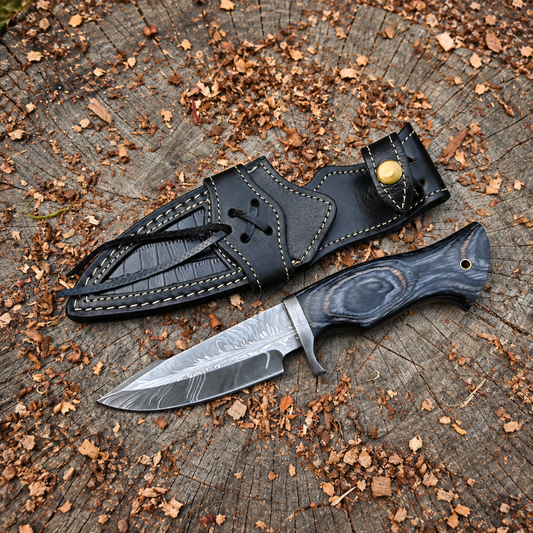 Nightfeather-Custom Hand Forged Damascus Knife with Feather-Pattern, Black Handle & Leather Sheath